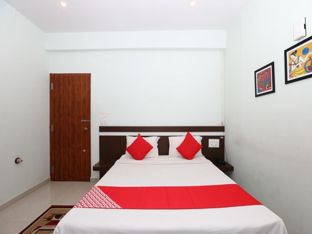 Golden Residency Hotell Mysore Exteriör bild